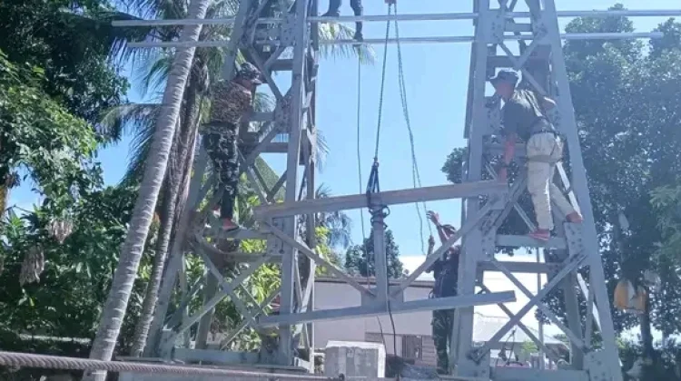 Warga Desa Nambaru dan Babinsa Bahu-Membahu Bangun Jembatan Garuda