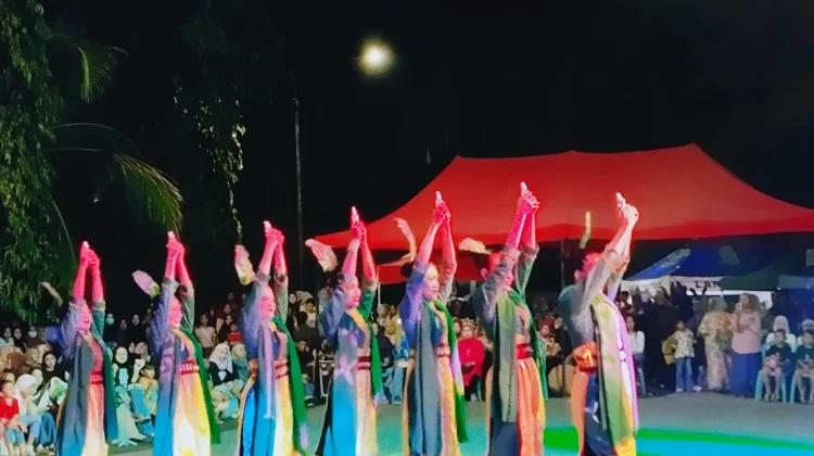 Tari Gaharu Musik Dua Warna Hipnotis Penonton
