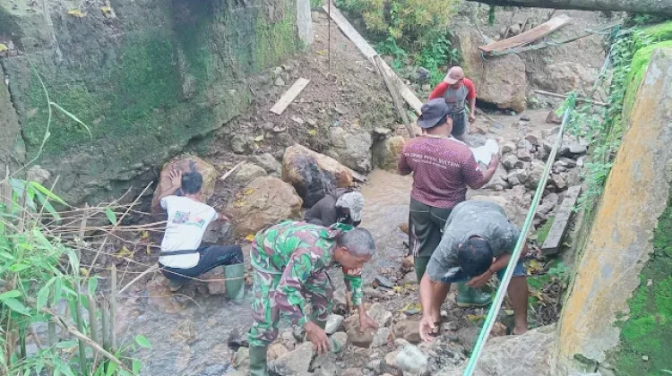 Babinsa dan Warga Bondoyong Bergotong Royong Bangun Jembatan Aramco
