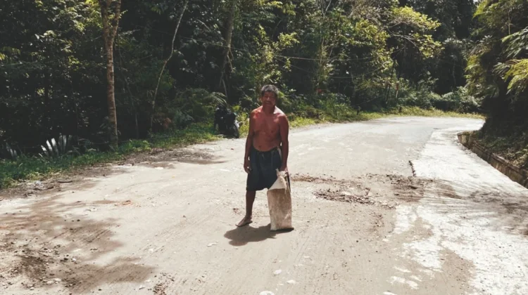 Pak Sahman sebulan lebih menambal jalan berlubang di pasir putih