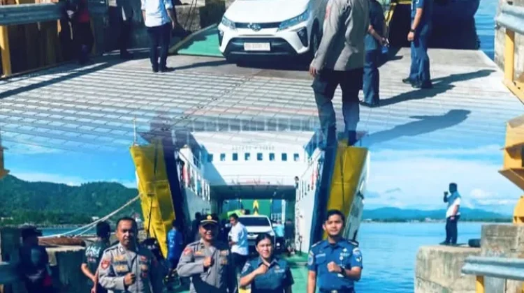 Polsubsektor KP3 Dede Amankan Kedatangan KMP Julung-Julung