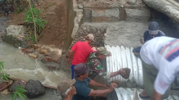Bangun Infrastruktur Desa, Babinsa dan Warga Bahu-Membahu