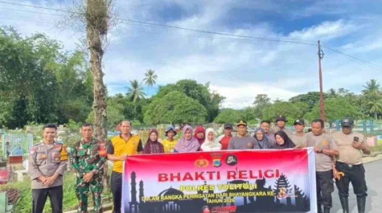 Sambut HUT Bhayangkara ke-80, Polsek Baolan Bersih-bersih TPU