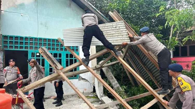 Brimob Sulteng Bantu Masyarakat Bersihkan Puing Rumah Pascagempa