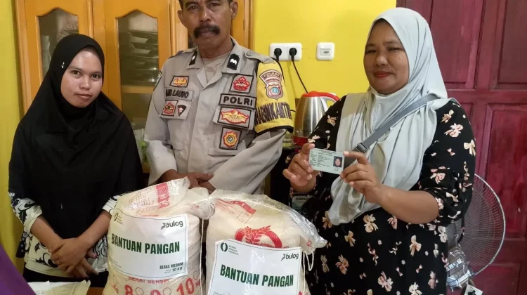 Bhabinkamtibmas Kawal Penyaluran Bantuan Pangan di Buol