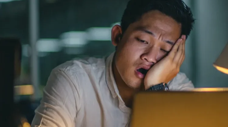 7 Cara Mengatasi Kantuk Saat Bekerja agar Tetap Produktif