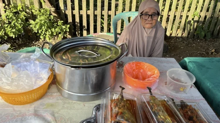 "Kartini" Tetap Produktif Berjualan di Usia Senja