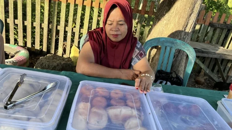 Kue Pinggir Jalan Jadi Penopang Ekonomi Keluarga di Buol