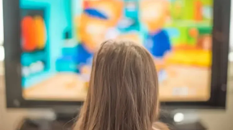 Aturan Menonton TV untuk Anak Sesuai Usia, Orang Tua Perlu Terapkan Batasan
