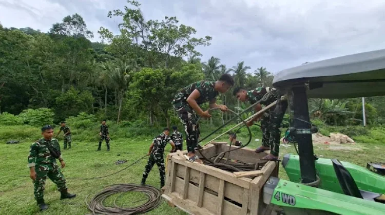 Babinsa dan Warga Gotong Royong Bangun Jembatan Garuda di Tinombo