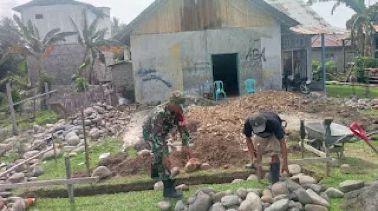 Melalui Gotong Royong, Babinsa Pererat Kedekatan dengan Warga
