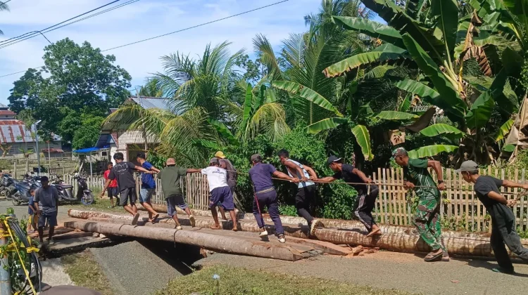 Gotong Royong Tiga Desa Bangun Jembatan Darurat Pascajembatan Ambruk