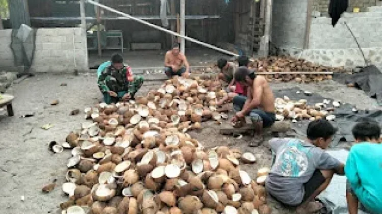 Gotong Royong Babinsa dan Warga Olah Kelapa di Ogotua
