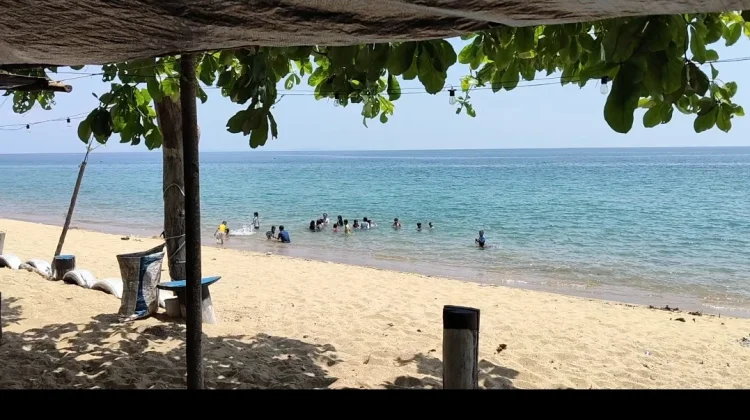 Pantai Lalos Jadi Pilihan Warga Nikmati Libur Bersama Keluarga