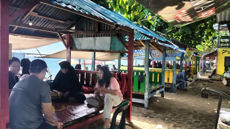 Pantai Lalos Jadi Pilihan Warga Nikmati Libur Bersama Keluarga