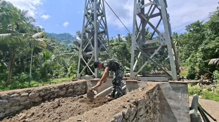 Babinsa dan Warga Gotong Royong Bangun Akses Jembatan Gantung