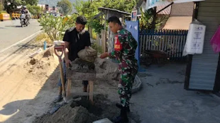 Wujud Kemanunggalan, TNI Bantu Warga Produksi Batako di Galang