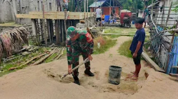 Gotong Royong Bangun Rumah, TNI Pererat Hubungan dengan Warga