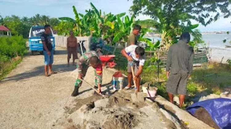 Babinsa Teluk Jaya Turun Langsung Bantu Warga Bangun Rumah