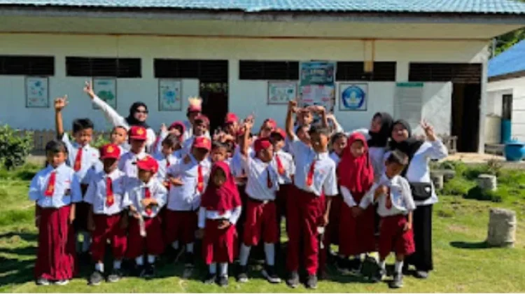 SPPG Baolan 01 Salurkan MBG Perdana ke Pulau Lutungan