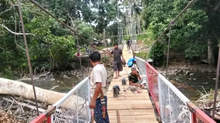 Babinsa dan Warga Percepat Pemasangan Pagar Jembatan Gantung di Baina'a Barat