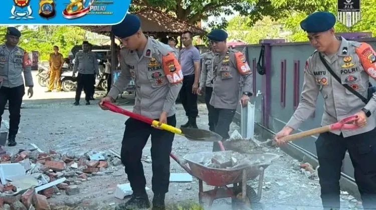 Brimob Polda Sulteng Bersihkan Fasilitas Umum Pascagempa Buol