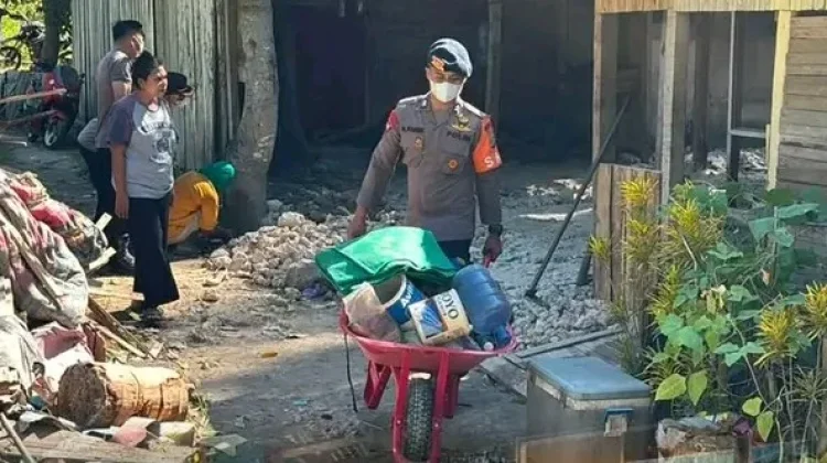 Personel SAR Brimob Konsisten Bersihkan Puing Pascagempa Buol