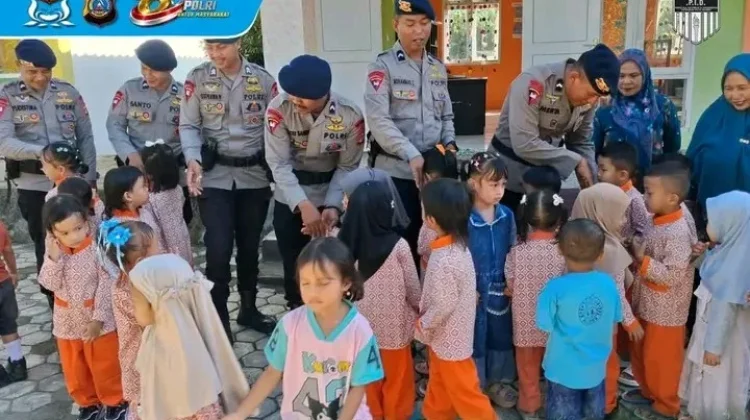 Brimob Sulteng Bangun Kedekatan dengan Anak TK di Buol