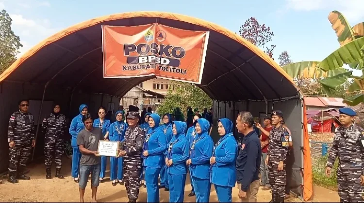 Lanal Tolitoli Salurkan Bantuan untuk Korban Kebakaran Sidoarjo