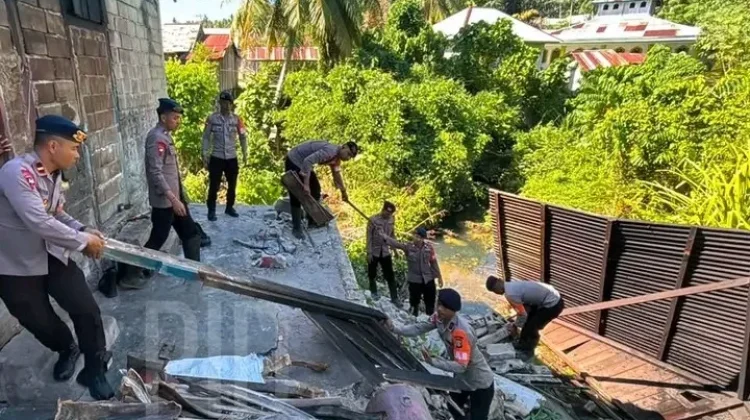 Gotong Royong Pulihkan Buol, Brimob Bersihkan Puing Rumah Warga