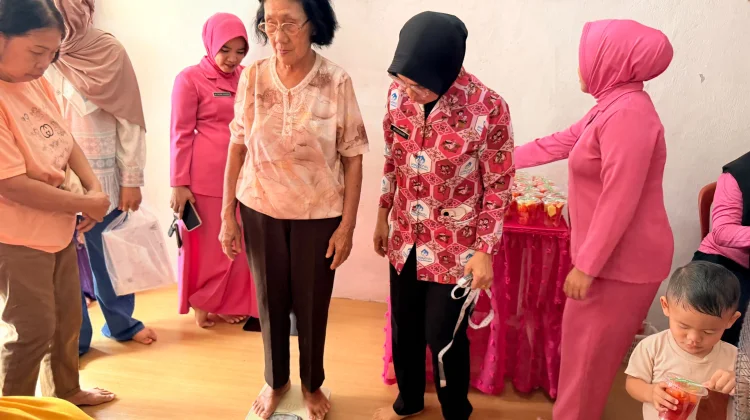 Posyandu Bhayangkari Layani Pemeriksaan Gratis bagi Lansia