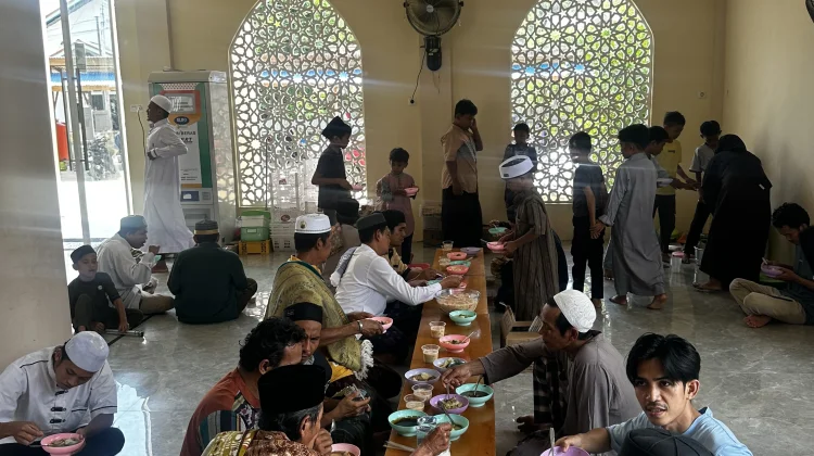 Jumat Berkah Masjid Al-Madinah Bombolayan Sajikan Coto Makassar