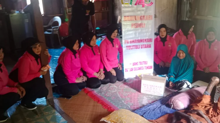 Bhayangkari Tolitoli Utara Salurkan Bantuan untuk Lansia