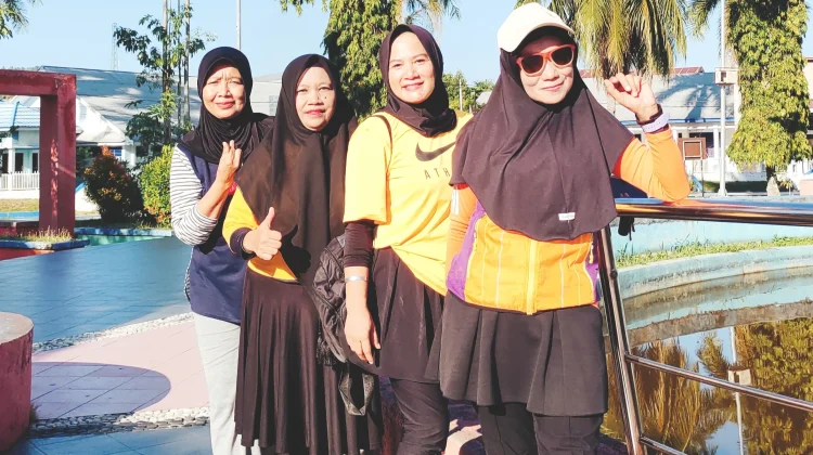 Bidan Salma Ajak Warga Tolitoli Hidup Sehat lewat Senam