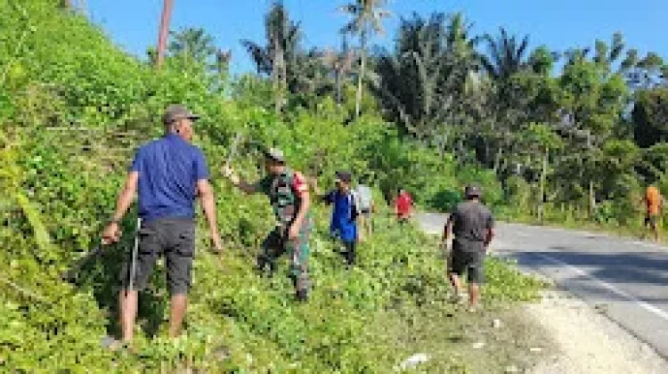 Gotong Royong Babinsa dan Warga Percantik Trans Sulawesi