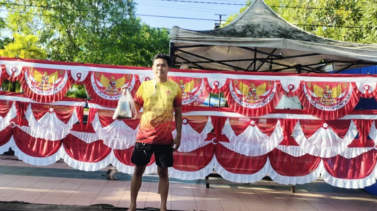 Banyaknya penjual bendera musiman di bulan Agustus