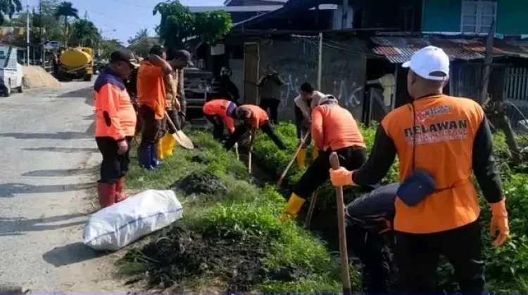 BPBD Parigi Moutong Bersihkan Drainase Cegah Risiko Banjir