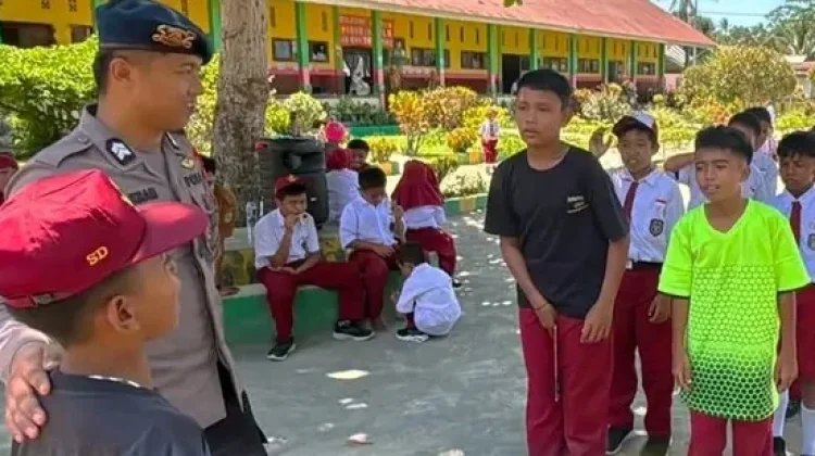 Brimob Goes to School Tanamkan Disiplin Siswa SDN 10 Tiloan