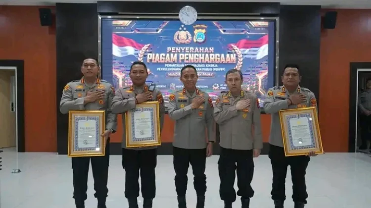 Kapolda Sulteng Serahkan Penghargaan Pelayanan Prima 2025