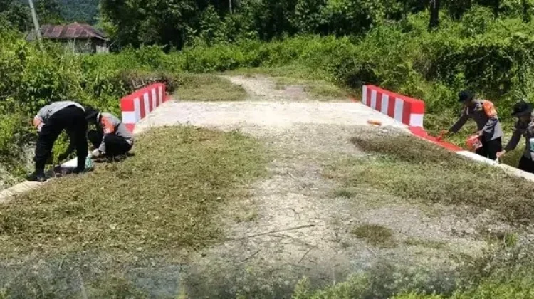 Brimob Sulteng Percantik Jembatan Sambut HUT RI ke-81