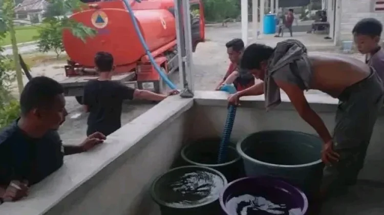 Kekeringan Melanda Sausu, BPBD Salurkan Air Bersih untuk 100 KK