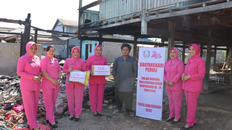 Bhayangkari Tolitoli Salurkan Bantuan bagi Korban Kebakaran