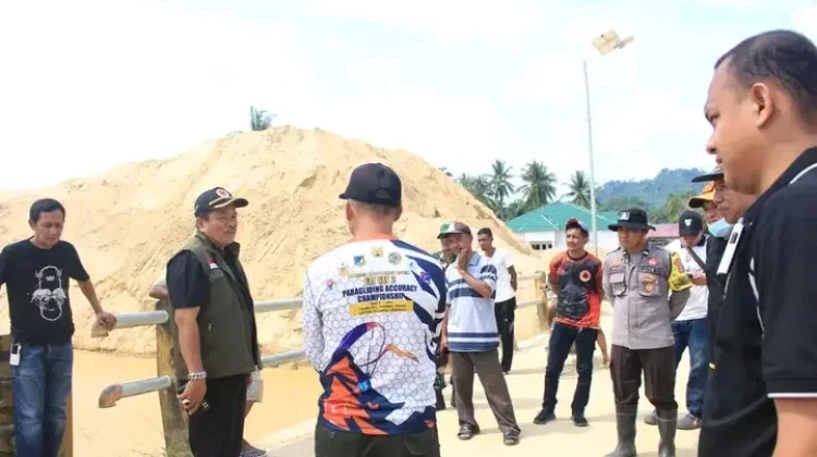 Wabup Abdul Sahid Tinjau Normalisasi Sungai di Desa Air Panas
