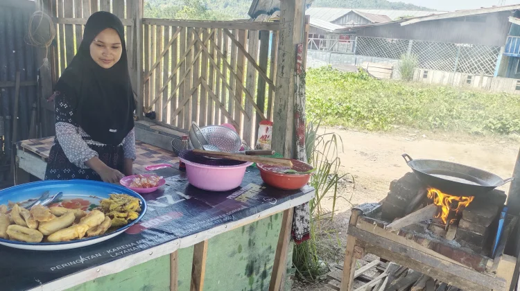 Bermodal Rp200 Ribu, Putri Ana Tekuni Usaha Gorengan di Tolitoli
