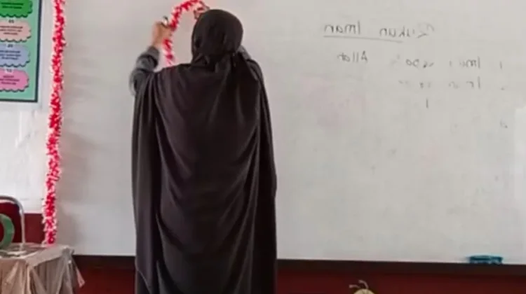 Semarak HUT RI, SDN 10 Tolitoli Hiasi Kelas dengan Merah Putih