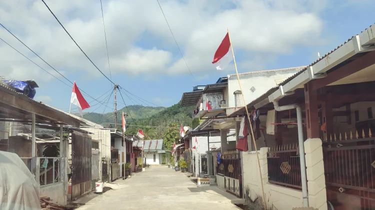 Warga Griya Nalu Semarakkan HUT ke-81 RI dengan Bendera