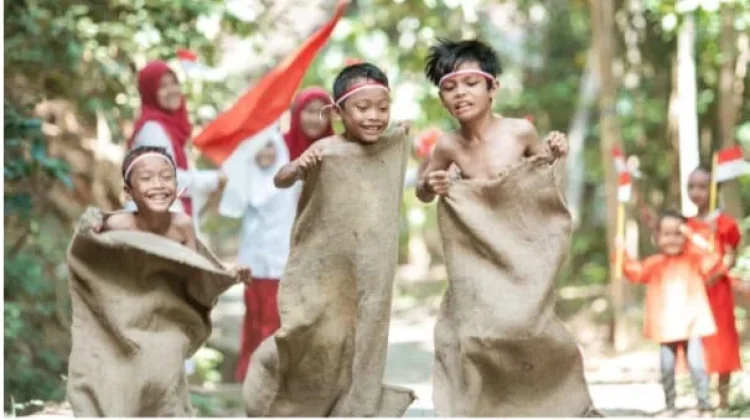 Warga Desa Sandana Meriahkan HUT RI dengan Lomba Tradisional
