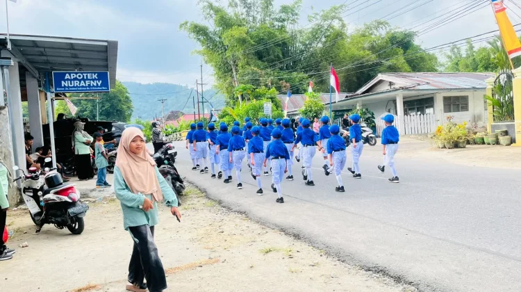 Hujan Deras Tak Surutkan Semangat Pelajar Ikuti Gerak Jalan