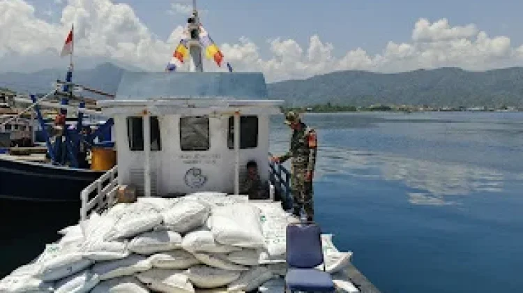 Babinsa Kawal Distribusi 330 Sak Pupuk ke Desa Kabetan