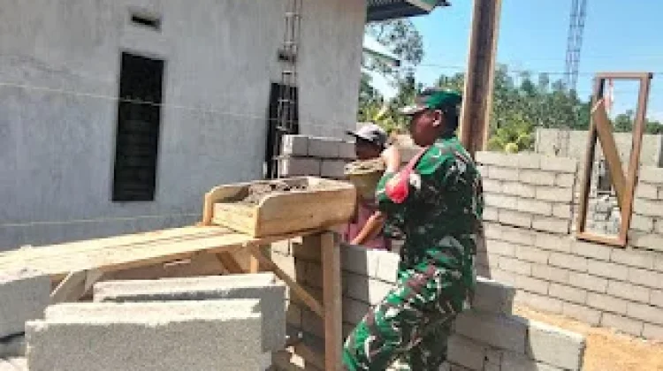 Gotong Royong di Muara Besar, Babinsa Bantu Angkut Material